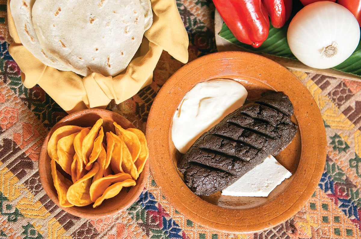 Comida tradicional guatemalteca en La Fonda de la Calle Real